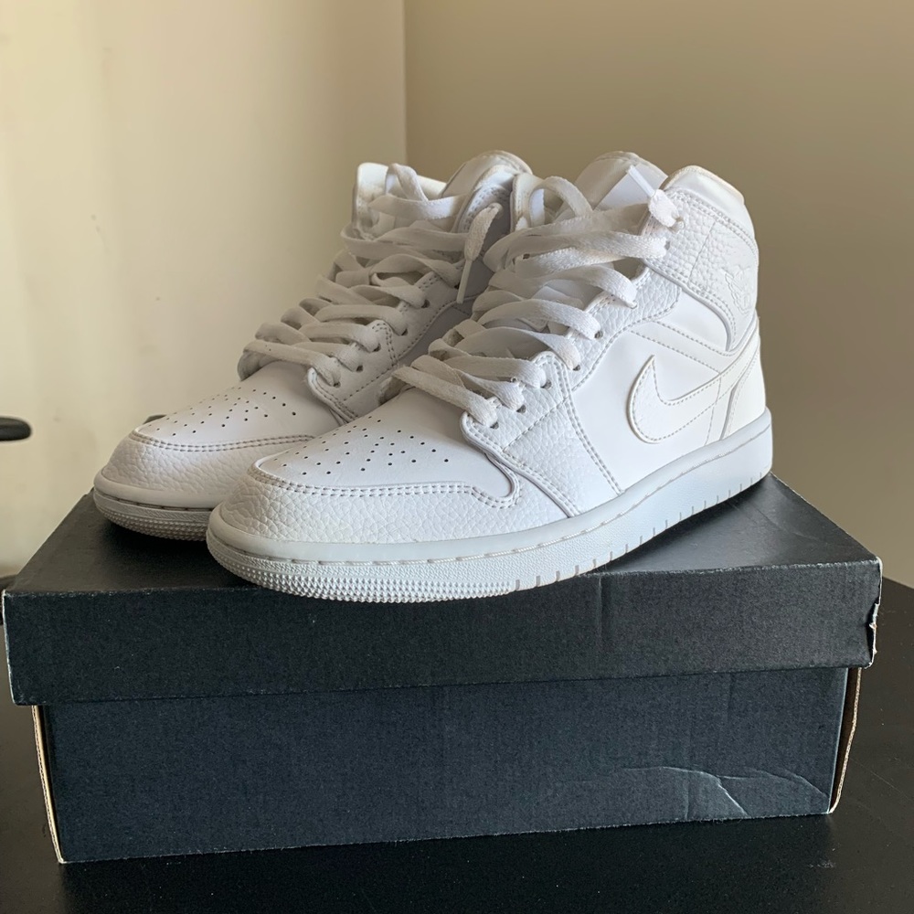 Size 8 - Jordan 1 Mid Triple White VNDS 554734-129 **FAST SHIPPING!**